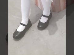 Lederne Schuhe der Mädchen-T-Stange Schulwährend alles Alters, 13 small-7 groß