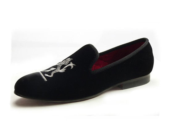 Löwe Broderierte Männer Samt Loafers Handgemachte Männer Schwarze Samt Pantoffeln für die Hochzeit