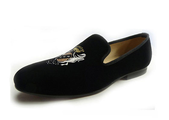 Handgefertigte Flachschuhe mit niedrigem Absatz