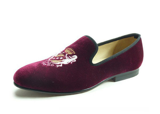 Handgefertigte Flachschuhe mit niedrigem Absatz