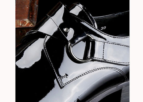 Schwarze glänzende Männer Formalkleid Schuhe Patent Leder Oxfords Stil mit gedrucktem Logo
