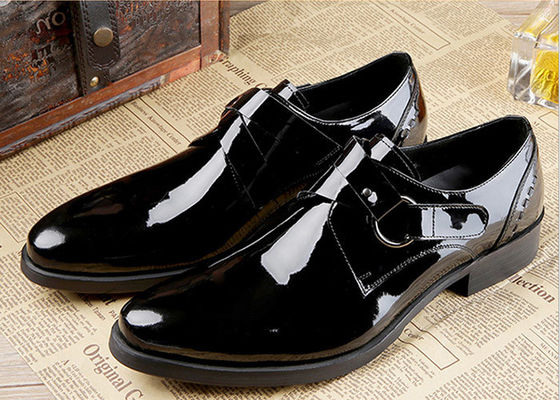 Schwarze glänzende Männer Formalkleid Schuhe Patent Leder Oxfords Stil mit gedrucktem Logo