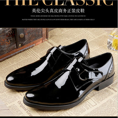 Schwarze glänzende Männer Formalkleid Schuhe Patent Leder Oxfords Stil mit gedrucktem Logo