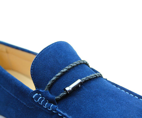 Schnüren Sie sich an. Casual-Männer. Blaue Suede-Schuhe.