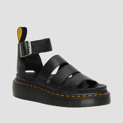 Frauen schneiden sich Ledersandalen aus, runde Zehenziegel Frontsandalen.