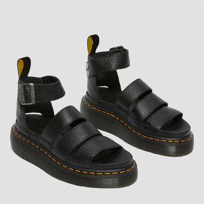 Frauen schneiden sich Ledersandalen aus, runde Zehenziegel Frontsandalen.