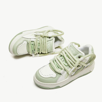 Modewomen, niedrig vulkanisierte Turnschuhe, lässige Spitzen, schwere Turnschuhe.