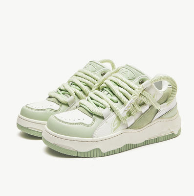 Modewomen, niedrig vulkanisierte Turnschuhe, lässige Spitzen, schwere Turnschuhe.