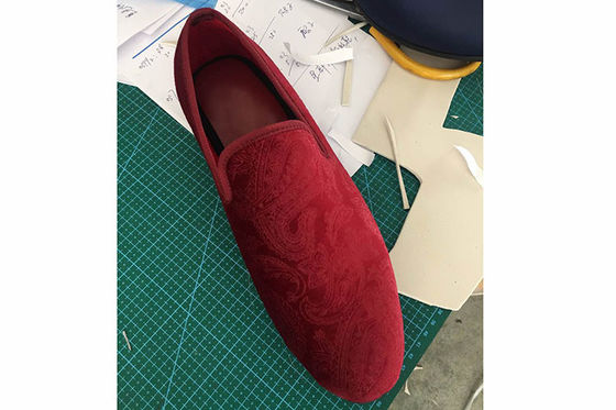Broderierte Samt-Raucher-Schuhe für Männer Tragbar OEM / ODM