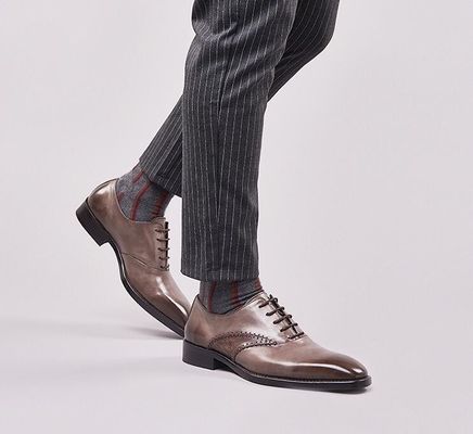 Modeherrschaft für Männer Schuhen mit formalen Kleidern Echtleder für Männer schwarze Spitzen Schuhen