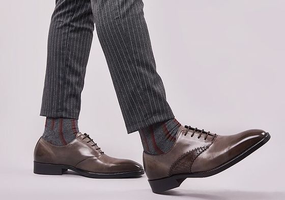 Modeherrschaft für Männer Schuhen mit formalen Kleidern Echtleder für Männer schwarze Spitzen Schuhen