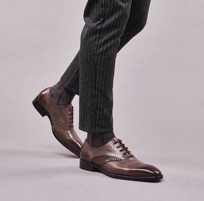 Modeherrschaft für Männer Schuhen mit formalen Kleidern Echtleder für Männer schwarze Spitzen Schuhen