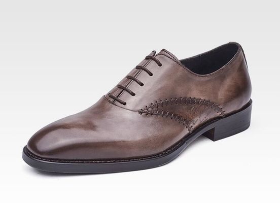 Modeherrschaft für Männer Schuhen mit formalen Kleidern Echtleder für Männer schwarze Spitzen Schuhen
