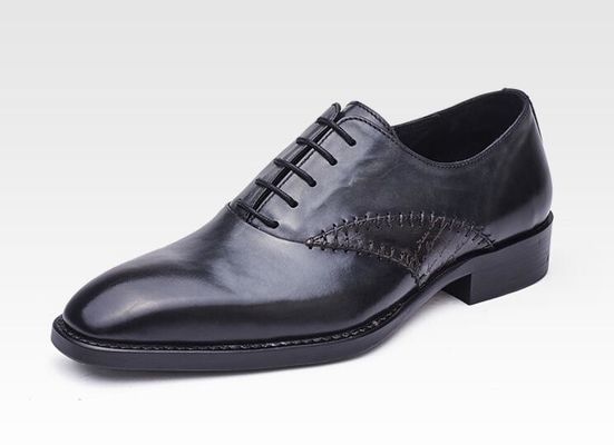 Modeherrschaft für Männer Schuhen mit formalen Kleidern Echtleder für Männer schwarze Spitzen Schuhen