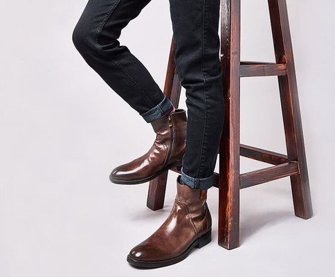 Britische geschnitzte Freizeit-Männer-Knöchel-Stiefel Spitzenzehe Brogue-Stil Chelsea-Stiefel