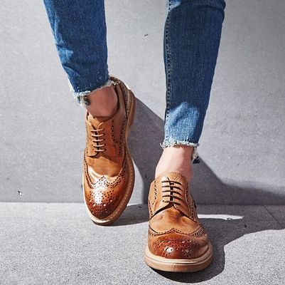 Handgefertigte, gebrannte, formelle, Lederschuhe, maßgeschneiderte, braune, Spitzen-Schuhe.