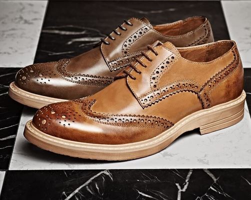 Handgefertigte, gebrannte, formelle, Lederschuhe, maßgeschneiderte, braune, Spitzen-Schuhe.