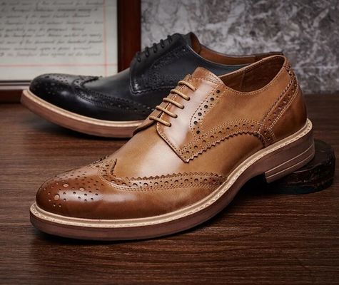 Handgefertigte, gebrannte, formelle, Lederschuhe, maßgeschneiderte, braune, Spitzen-Schuhe.