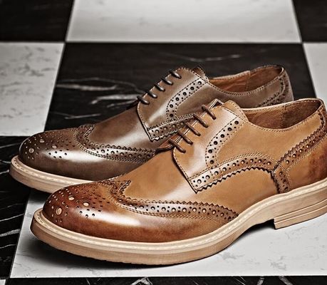 Handgefertigte, gebrannte, formelle, Lederschuhe, maßgeschneiderte, braune, Spitzen-Schuhe.