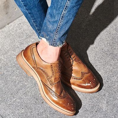 Handgefertigte, gebrannte, formelle, Lederschuhe, maßgeschneiderte, braune, Spitzen-Schuhe.