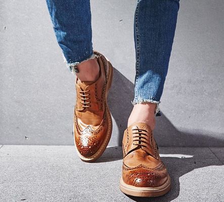 Handgefertigte, gebrannte, formelle, Lederschuhe, maßgeschneiderte, braune, Spitzen-Schuhe.