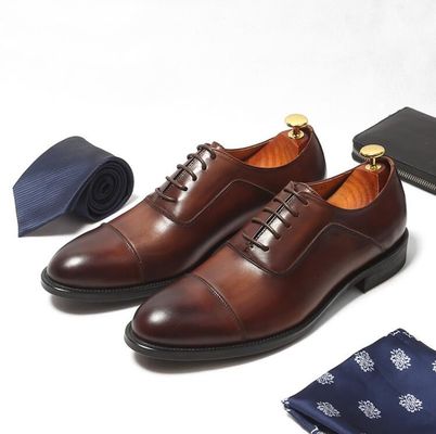 Einfache Zehen Männer Braune Spitzen Up Dress Schuhe Größen kundenspezifisch mit Wachsleder Finish
