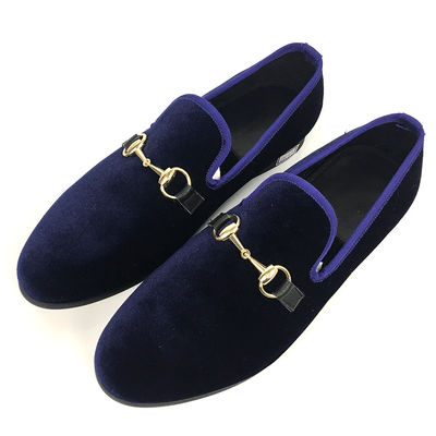 Handgefertigte Schuhe mit rotem Boden