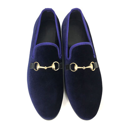 Handgefertigte Schuhe mit rotem Boden