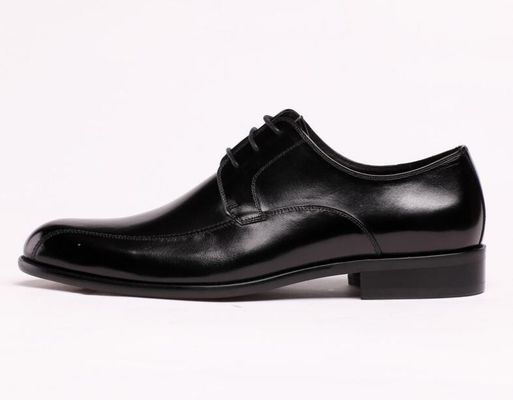 Offizier, Geschäftsmann, Lederschuhe, schwarze Kleider, Schlittschuhen.