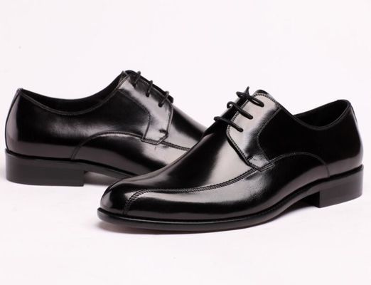 Offizier, Geschäftsmann, Lederschuhe, schwarze Kleider, Schlittschuhen.
