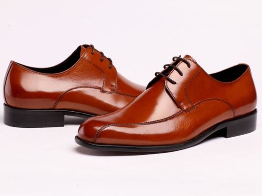 Offizier, Geschäftsmann, Lederschuhe, schwarze Kleider, Schlittschuhen.