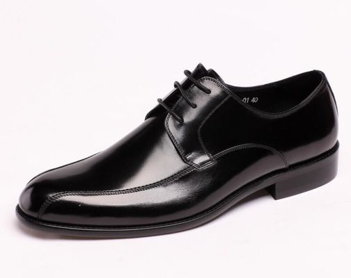 Offizier, Geschäftsmann, Lederschuhe, schwarze Kleider, Schlittschuhen.