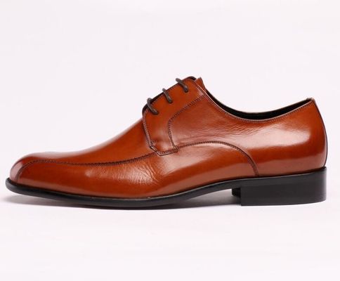 Offizier, Geschäftsmann, Lederschuhe, schwarze Kleider, Schlittschuhen.