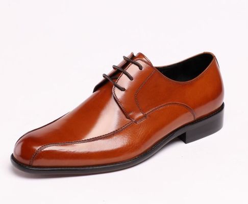 Offizier, Geschäftsmann, Lederschuhe, schwarze Kleider, Schlittschuhen.