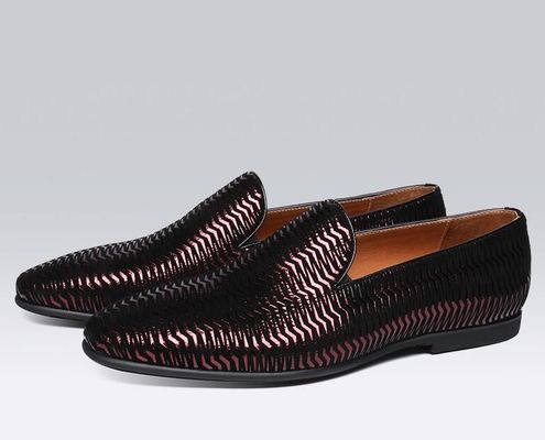 Braune italienische Lederloafers Männer Gewebte Lederloafers mit Wellenmuster