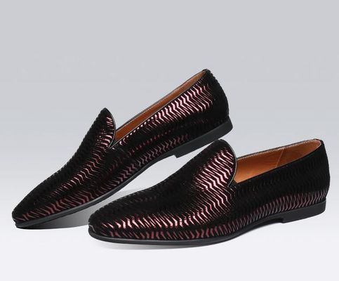 Braune italienische Lederloafers Männer Gewebte Lederloafers mit Wellenmuster