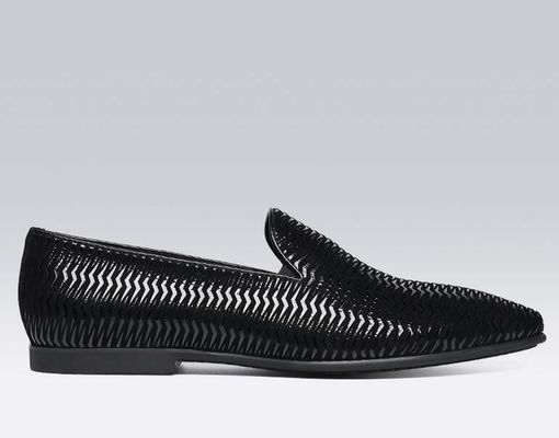 Braune italienische Lederloafers Männer Gewebte Lederloafers mit Wellenmuster