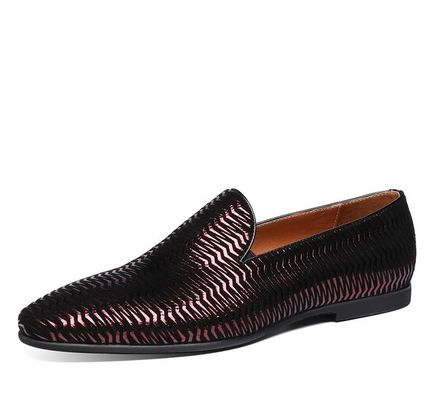 Braune italienische Lederloafers Männer Gewebte Lederloafers mit Wellenmuster