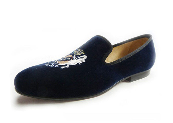 Handgefertigte Flachschuhe mit niedrigem Absatz