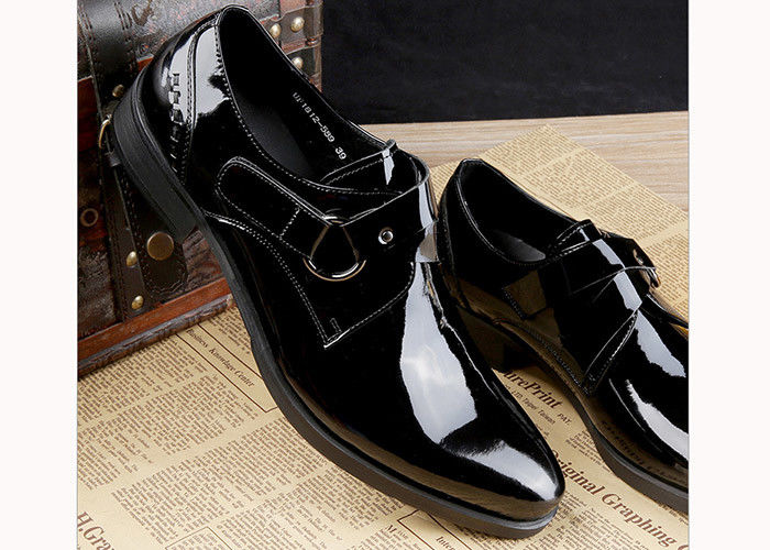 Schwarze glänzende Männer Formalkleid Schuhe Patent Leder Oxfords Stil mit gedrucktem Logo